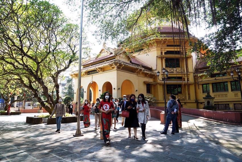   Khách du lịch tham gia tour Kiến trúc Pháp trong lòng Hà Nội.