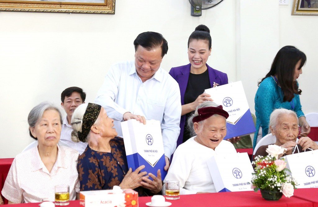  Bí thư Thành ủy Đinh Tiến Dũng tặng quà tri ân người có công, thân nhân liệt sĩ