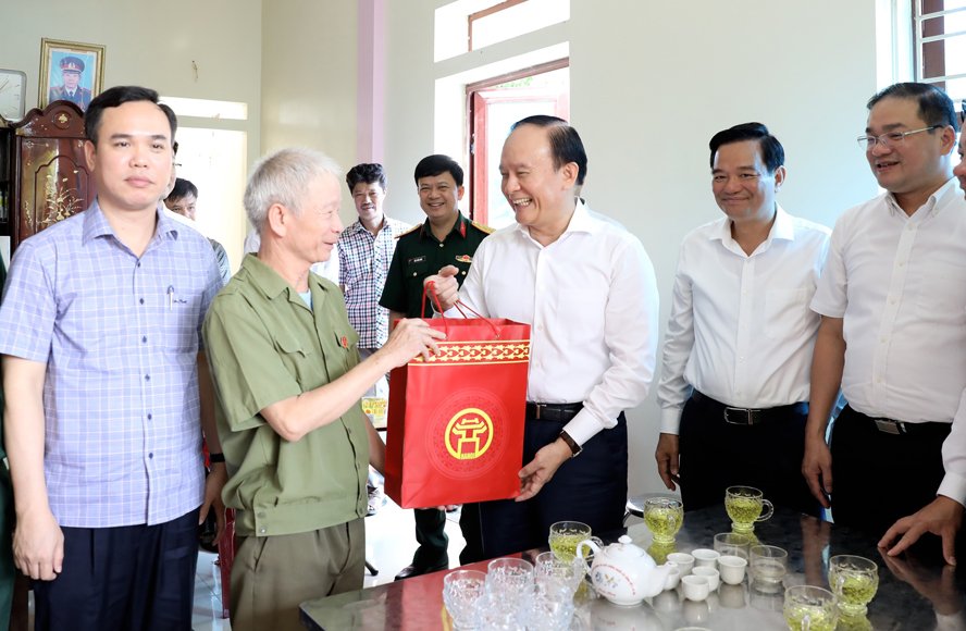   Lãnh đạo thành phố tặng quà gia đình thương binh ¾ Đỗ Quốc Bình (thị trấn Tây Đằng, huyện Ba Vì).