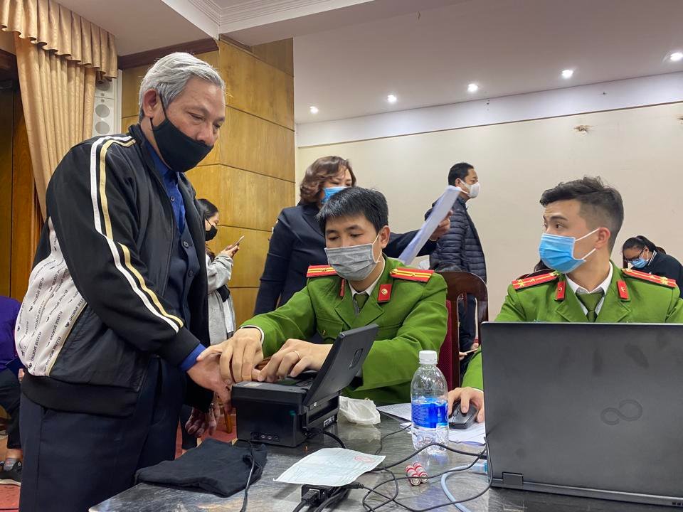  Công an quận Đống Đa cấp căn cước công dân gắn chíp cho công dân. Ảnh: Trần Long