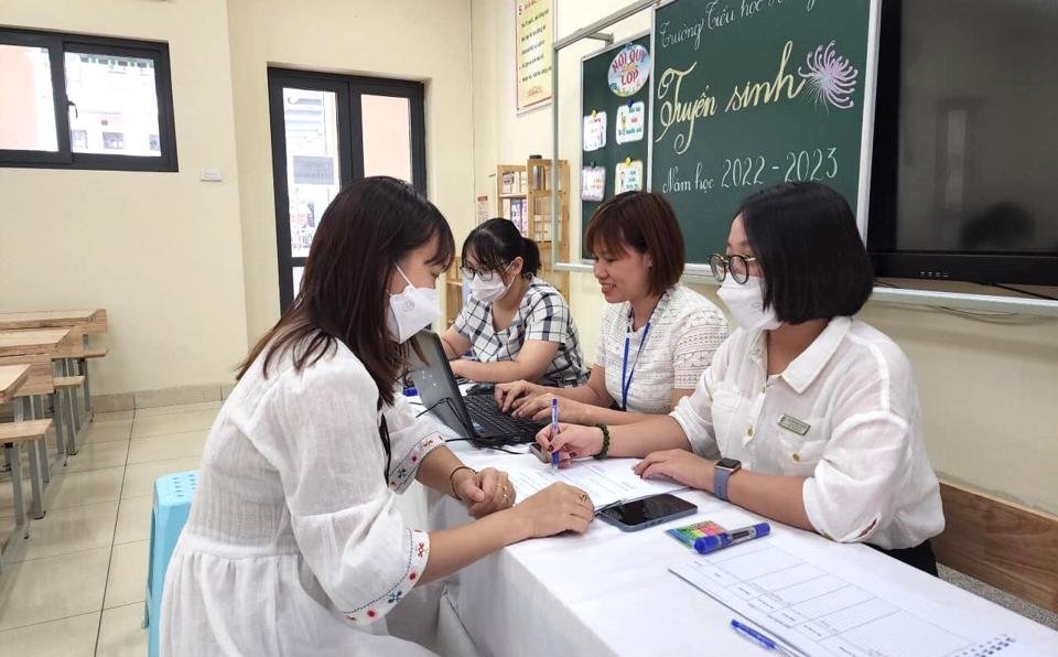  Phụ huynh được hướng dẫn tận tình các bước tuyển sinh trực tuyến