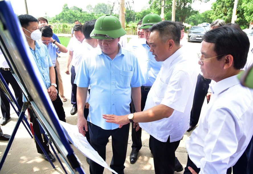  Bí thư Thành ủy Hà Nội Đinh Tiến Dũng và các đồng chí lãnh đạo thành phố Hà Nội kiểm tra khu vực và hướng tuyến dự án Đường vành đai 4 trên địa bàn huyện Sóc Sơn.