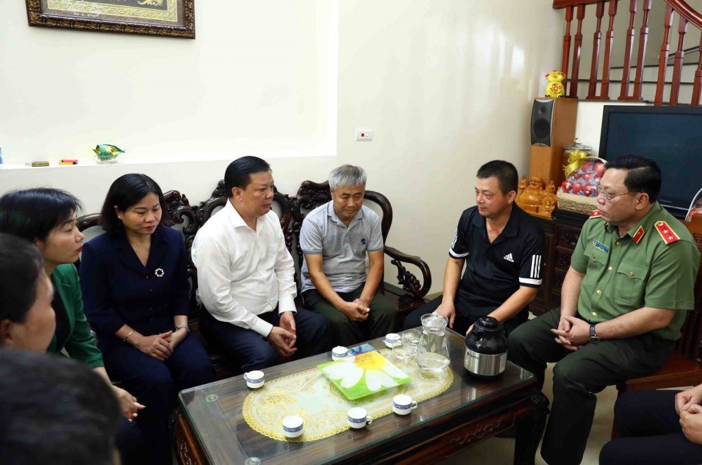  Các đồng chí lãnh đạo TP thăm gia đình Trung úy Đỗ Đức Việt
