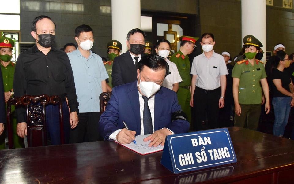  Bí thư Thành ủy Hà Nội Đinh Tiến Dũng ghi sổ tang chia buồn cùng gia đình các liệt sĩ