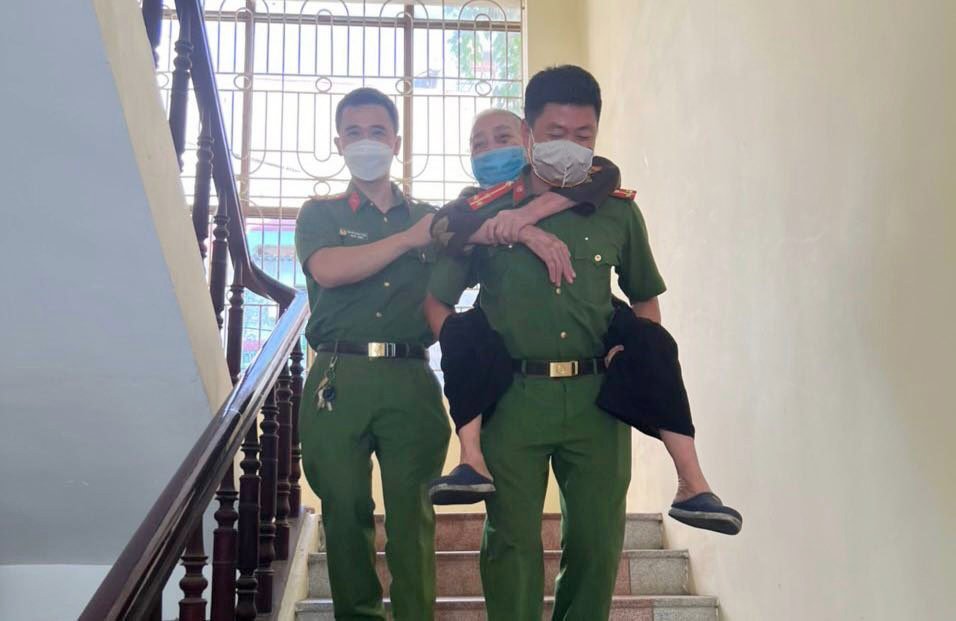  Công an huyện Chương Mỹ giúp đỡ người cao tuổi đến làm căn cước công dân gắn chíp.