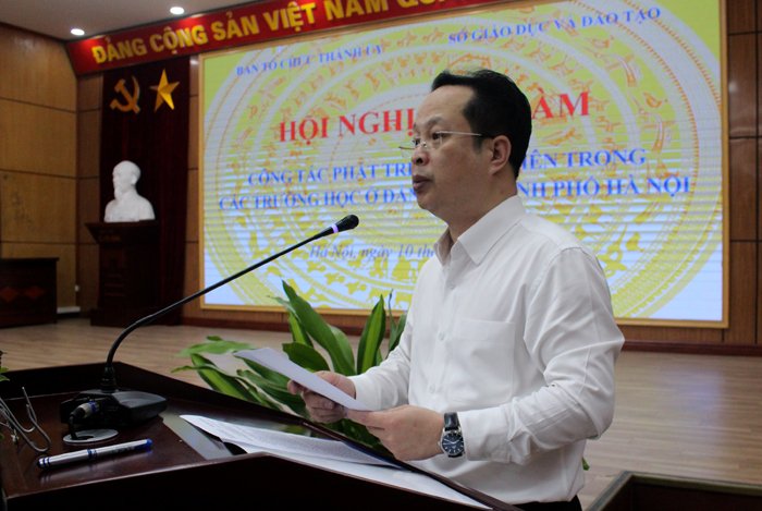  Giám đốc Sở GD&ĐT Trần Thế Cương trình bày báo cáo đề dẫn hội nghị tọa đàm