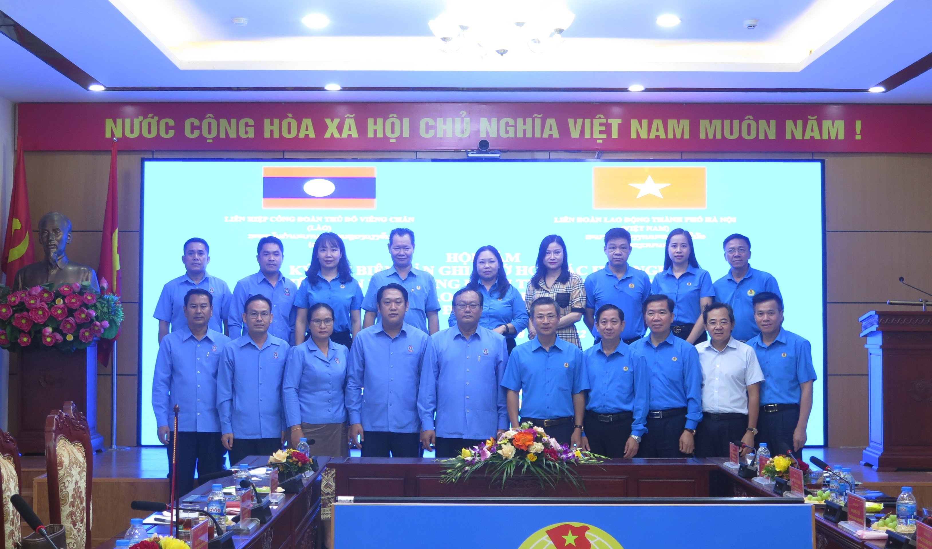  Các đại biểu chụp ảnh lưu niệm.