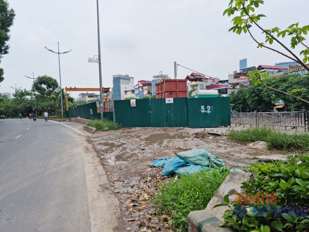  Sau hơn một tháng bị rào chắn, tuyến đường đi bộ trở nên nhếch nhác, xuống cấp trông thấy.