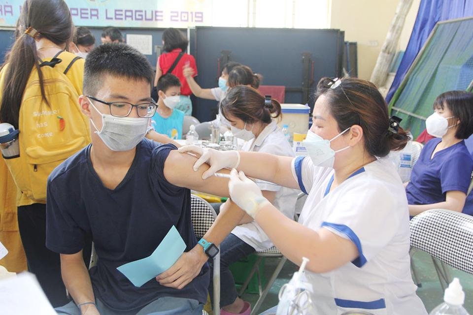  Nhân viên y tê tiêm vaccine cho trẻ tại quận Đống Đa.