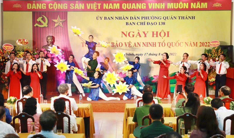  Nhân dân phường Quán Thánh biểu diễn văn nghệ chào mừng tại ngày hội.