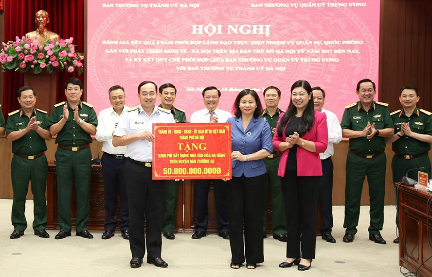  Đại diện Thành ủy - HĐND - UBND - Ủy ban Mặt trận Tổ quốc thành phố Hà Nội trao kinh phí hỗ trợ cho Bộ Tư lệnh Hải quân xây dựng nhà văn hóa đa năng trên huyện đảo Trường Sa, tỉnh Khánh Hòa.