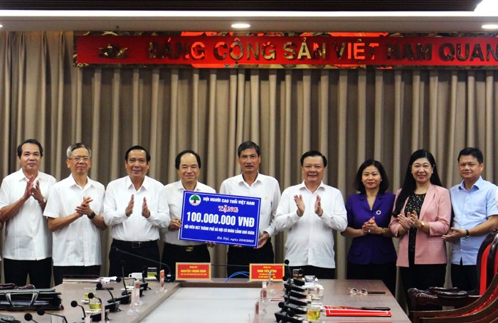  Hội Người cao tuổi Việt Nam trao tặng 100 triệu đồng hỗ trợ người cao tuổi có hoàn cảnh khó khăn trên địa bàn thành phố Hà Nội