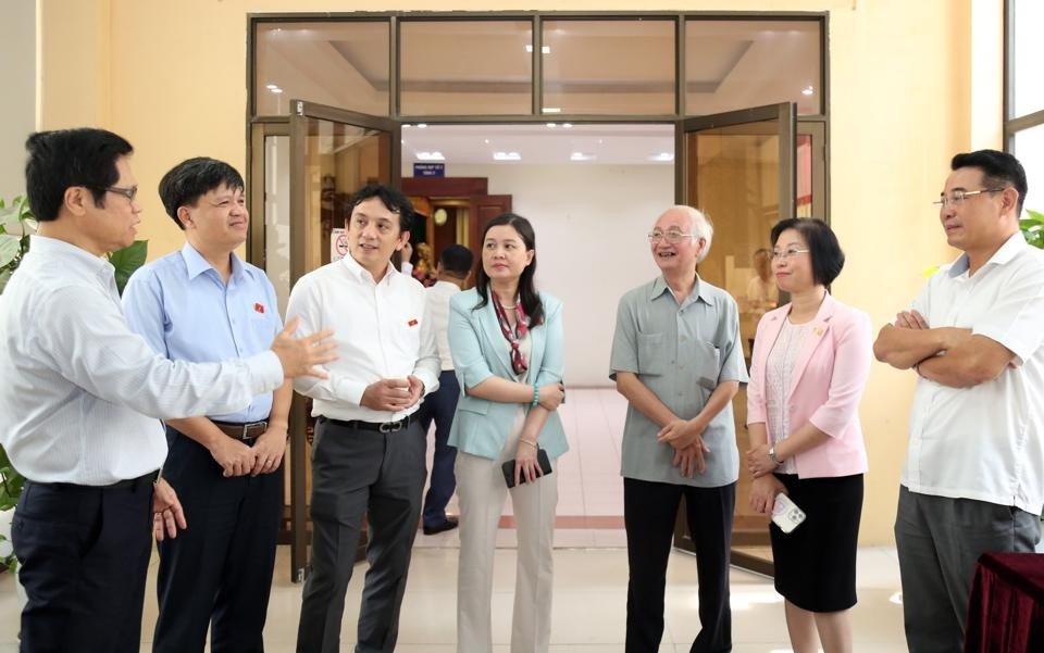  Các đại biểu Quốc hội TP Hà Nội trao đổi với cử tri bên lề hội nghị