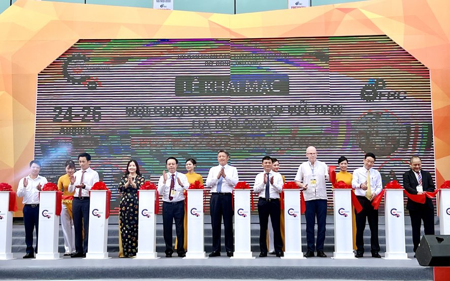   Các đại biểu cắt băng khai mạc hội chợ.