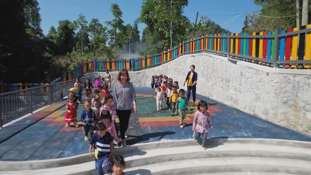  Học sinh và cô giáo vùng cao phấn khởi khi có điểm trường mới.