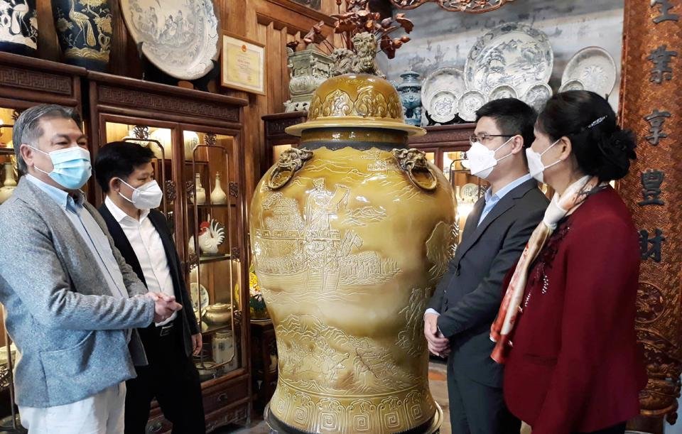  Khách du lịch tham quan làng gốm Bát Tràng (huyện Gia Lâm)