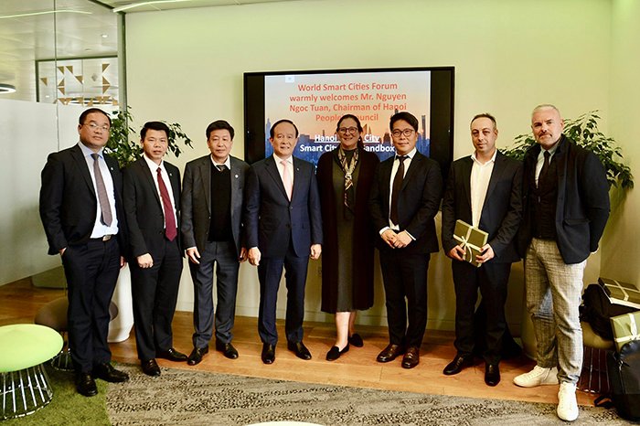  Đoàn công tác làm việc với Diễn đàn các thành phố thông minh thế giới