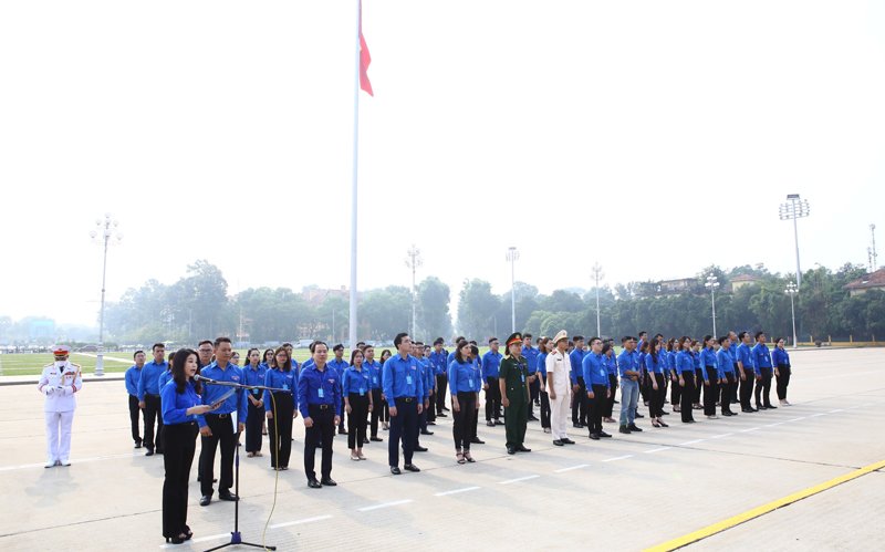  Một số hình ảnh đoàn đại biểu tham dự Đại hội đại biểu Đoàn Thanh niên cộng sản Hồ Chí Minh thành phố Hà Nội lần thứ XVI tham dự lễ báo công, viếng Lăng Chủ tịch Hồ Chí Minh.