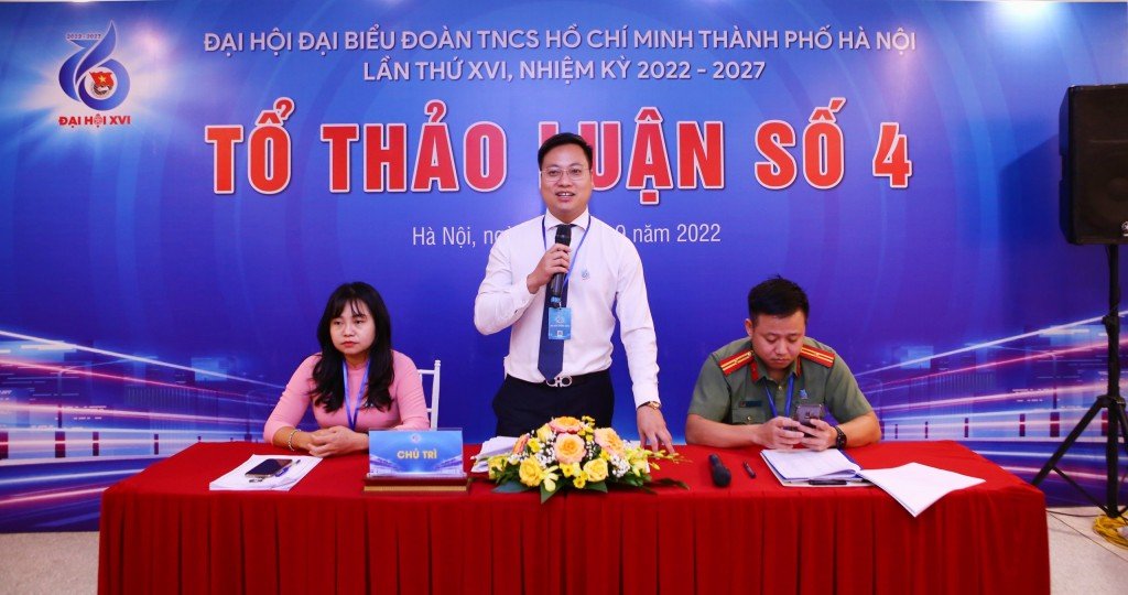  Đồng chí Trần Quang Hưng, UVBCH Trung ương Đoàn, Phó Bí thư Thành Đoàn, Phó Chủ tịch Trung ương Hội Sinh viên Việt Nam, Chủ tịch Hội Sinh viên thành phố Hà Nội điều hành tổ thảo luận tại đại hội