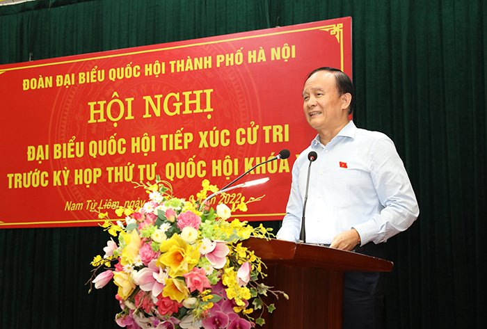  Đồng chí Nguyễn Ngọc Tuấn phát biểu tiếp thu các ý kến của cử tri tại hội nghị