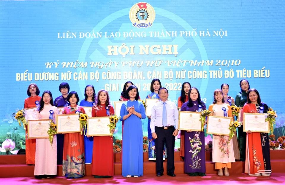   Nữ cán bộ Công đoàn, cán bộ Nữ công Công đoàn tiêu biểu được trao tặng Bằng khen tại Hội nghị