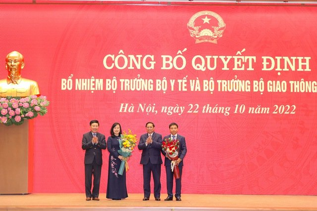  Thủ tướng Phạm Minh Chính và Phó Thủ tướng Thường trực Chính phủ Phạm Bình Minh tặng hoa hai tân Bộ trưởng (Ảnh: VGP/Nhật Bắc)