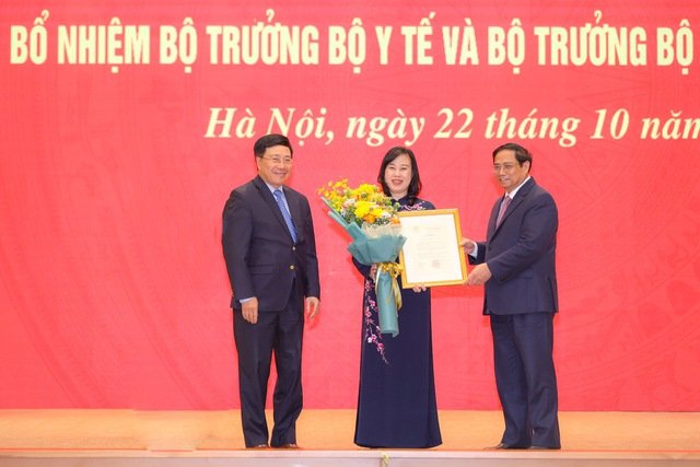  Thủ tướng Chính phủ Phạm Minh Chính trao Quyết định của Chủ tịch nước bổ nhiệm Bộ trưởng Bộ Y tế cho đồng chí Đào Hồng Lan (Ảnh: VGP/Nhật Bắc)