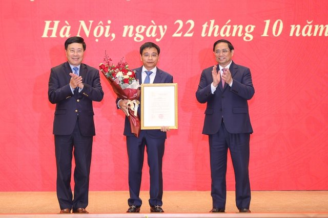  Thủ tướng Chính phủ Phạm Minh Chính trao Quyết định của Chủ tịch nước bổ nhiệm Bộ trưởng Bộ Giao thông vận tải cho đồng chí Nguyễn Văn Thắng (Ảnh: VGP/Nhật Bắc)