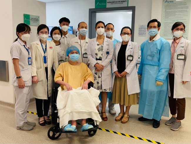  Bảo cùng ekip bác sĩ tại Trung tâm Điều trị Ung thư Hy Vọng, bệnh viện FV sau khi kết thúc liệu trình xạ trị.