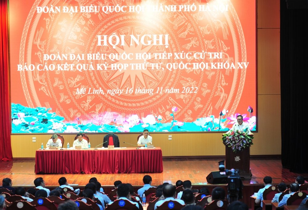  Toàn cảnh buổi tiếp xúc cử tri.