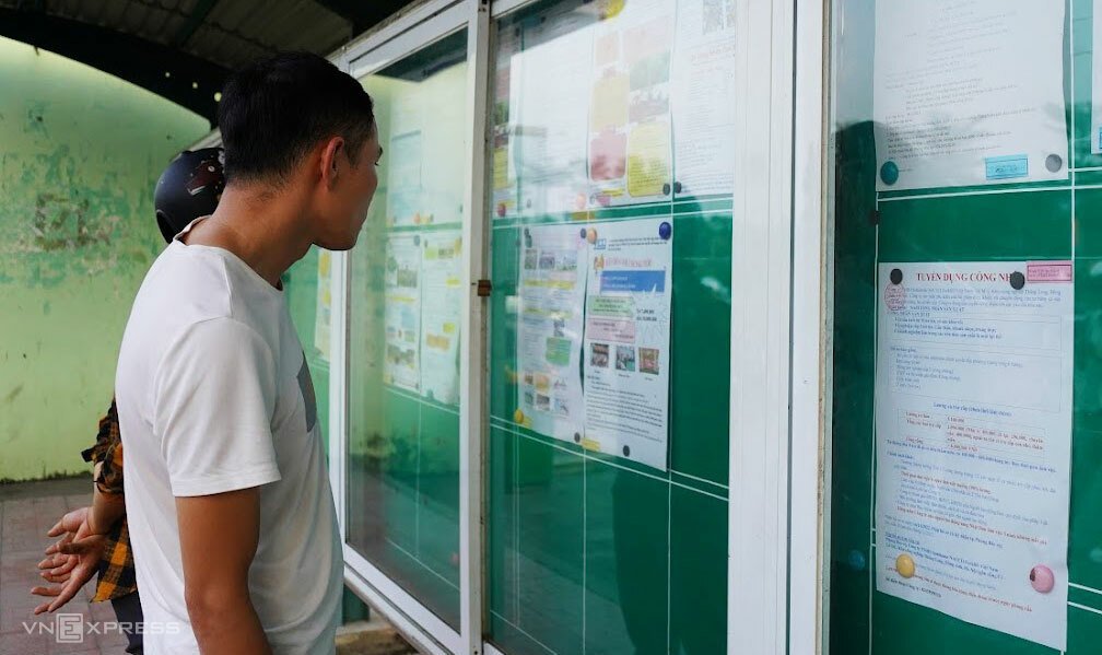  Lao động tìm việc những ngày cuối tháng 11 tại Khu công nghiệp Thăng Long (Đông Anh, Hà Nội). Ảnh: Phạm Chiểu (VNE)