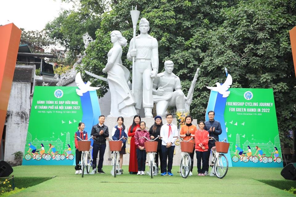  Ban Tổ chức đã trao tặng xe đạp cho 5 học sinh giỏi có hoàn cảnh khó khăn trong khuôn khổ chương trình. 