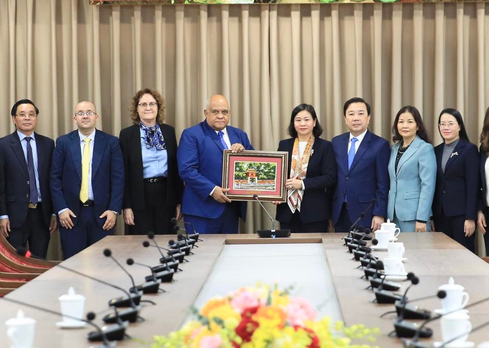  Phó Bí thư Thường trực Thành ủy Nguyễn Thị Tuyến tặng quà lưu niệm cho Đại sứ đặc mệnh toàn quyền nước Cộng hòa Cuba tại Việt Nam Orlando Nicolas Hernandez Guillen.