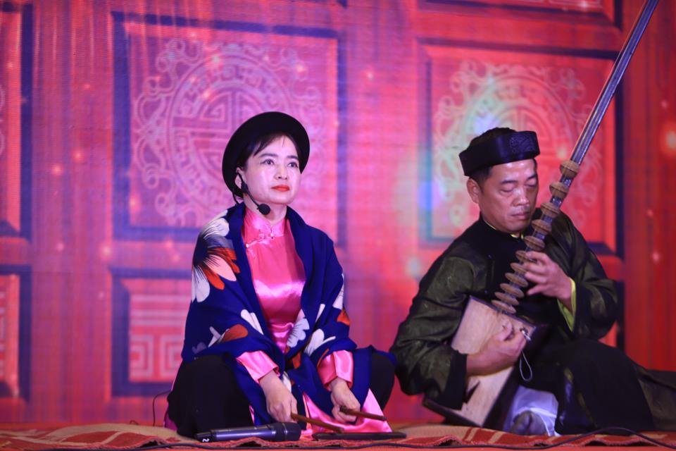  Tiết mục biểu diễn ca trù.