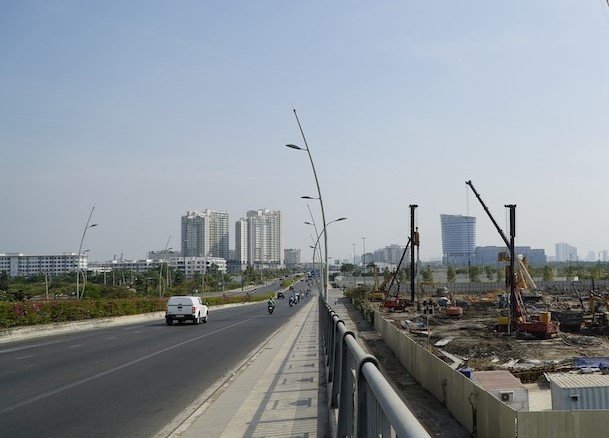 Còn theo ghi nhận thực tế của phóng viên tại dự án The River Thủ Thiêm hiện nay, toàn bộ công trường thi công nhộn nhịp với nhiều công nhân và phương tiện máy móc. Hiện dự án đang trong giai đoạn thi công phần nền móng.