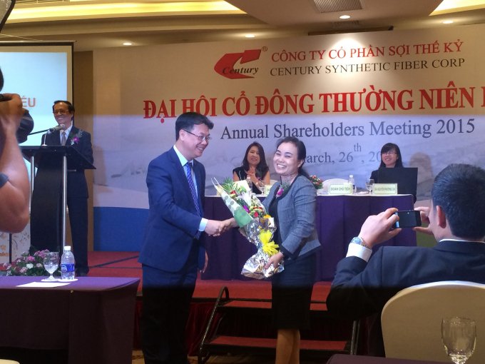 Hình ảnh hiếm hoi của bà Cao Thị Quế Anh tại Đại hội thường niên Công ty CP Sợi Thế Kỷ năm 2015. Đại hội đã bầu bà Quế Anh, đại diện cổ đông Tư Vấn đầu tư Hướng Việt (đã mua lại toàn bộ hơn 7,9 triệu cổ phần của Red River Holding) giữ chức vụ thành viên HĐQT công ty nhiệm kỳ 2013-2018.