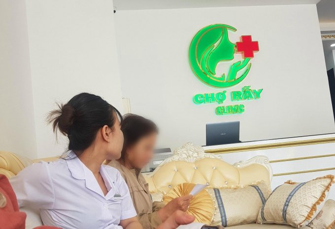 Khách hàng cho biết vừa thực hiện phẫu thuật thẩm mỹ tại Viện thẩm mỹ Chợ Rẫy. Ảnh Tuổi trẻ Thủ đô.