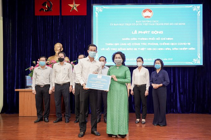 Đại diện Tập đoàn Hưng Thịnh - ông Cao Minh Hiếu – Phó Tổng giám đốc Hưng Thịnh Land trao 500 triệu đồng hỗ trợ phòng, chống dịch Covid-19 tại TP.HCM cho bà Tô Thị Bích Châu - Chủ tịch Ủy ban MTTQ Việt Nam TP.HCM.