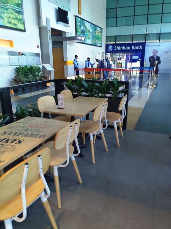 Bên trong tòa nhà, nhân viên bảo vệ chỉ đo thân nhiệt khách vào làm việc tại tòa nhà. Mọi hoạt động vẫn diễn ra bình thường.