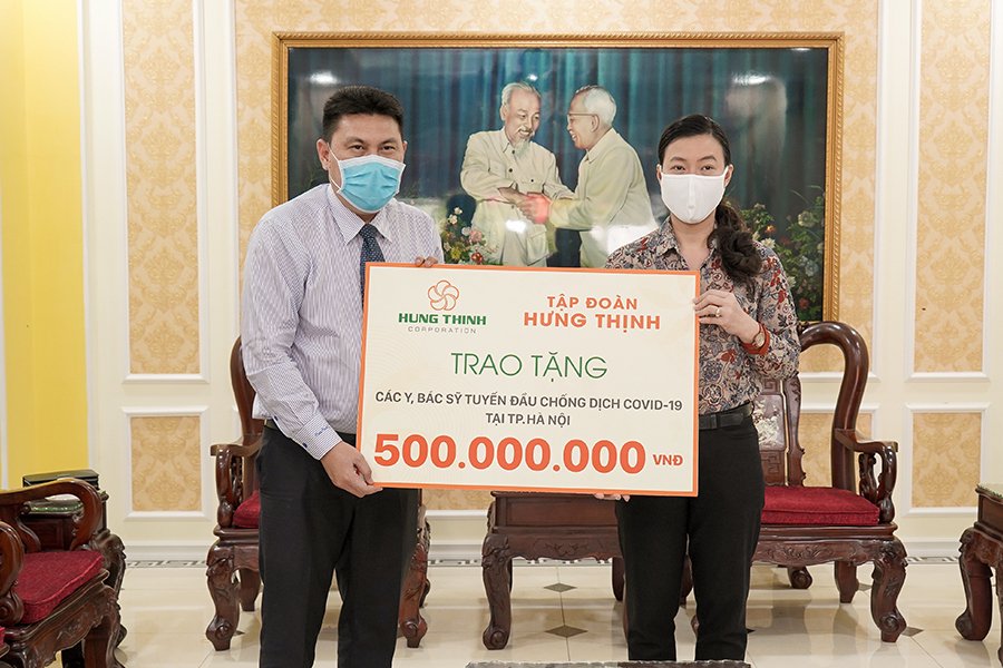 Ông Nguyễn Nam Hiền – Phó Tổng Giám đốc Tập đoàn Hưng Thịnh trao tặng 500 triệu đồng cho đội ngũ y, bác sĩ tuyến đầu chống dịch Covid-19 tại TP. Hà Nội thông qua bà Triệu Lệ Khánh – Phó Chủ tịch Ủy ban MTTQ Việt Nam TP. HCM.