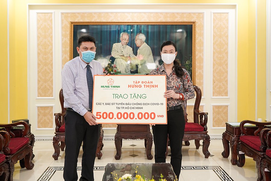 Ông Nguyễn Nam Hiền – Phó Tổng Giám đốc Tập đoàn Hưng Thịnh trao tặng 500 triệu đồng cho đội ngũ y, bác sĩ tuyến đầu chống dịch Covid-19 tại TP Hồ Chí Minh thông qua bà Triệu Lệ Khánh – Phó Chủ tịch Ủy ban MTTQ Việt Nam TP. HCM.