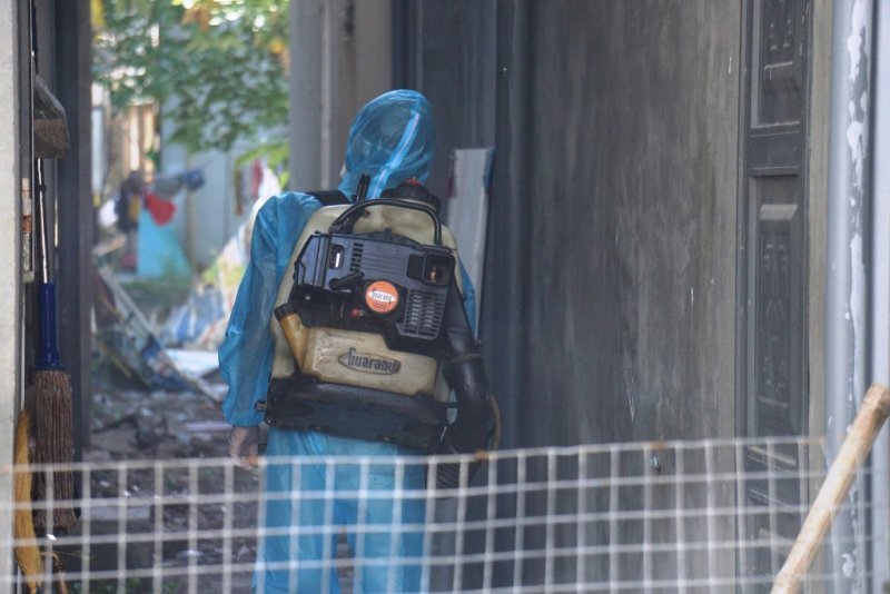 Ngành y tế Đà Nẵng cũng tiến hành phun khử khuẩn nhà và khu vực sinh sống của bệnh nhân D. nhiễm COVID-19.