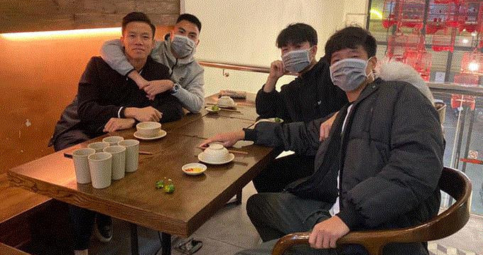 Đức Huy đăng ảnh đeo khẩu trang kèm caption kêu gọi mọi người nên phòng tránh mọi lúc, mọi nơi.