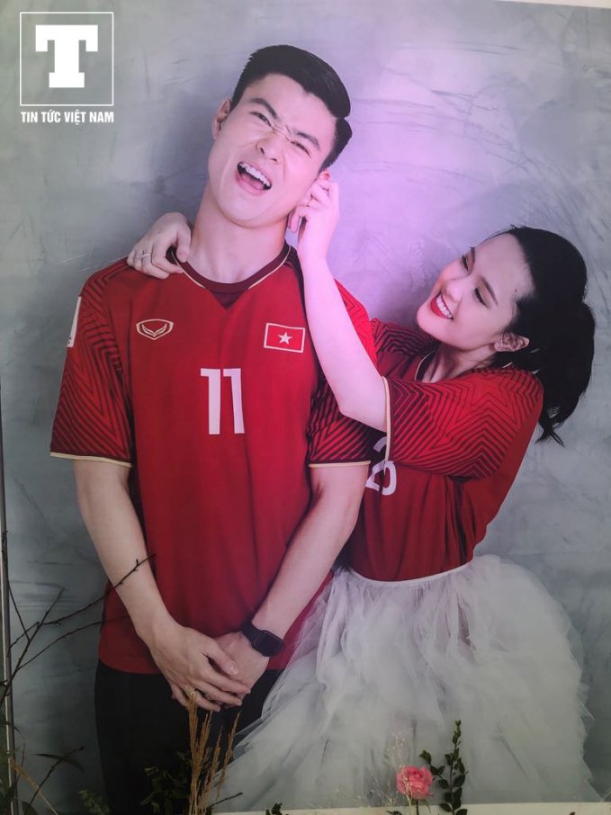 Trước ngày trọng đại, trên trang cá nhân, đôi trẻ thường xuyên cập nhật hình ảnh thử váy cưới, trang phục chú rể...