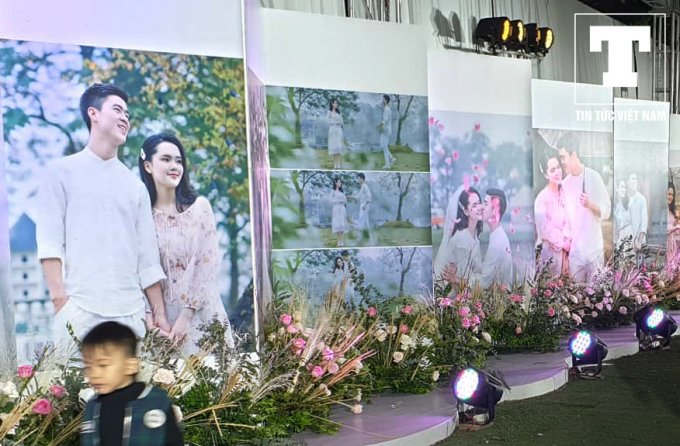 Được biết, những bông hoa hồng đặt dưới khung ảnh được gia đình Duy Mạnh đặt nhập từ Đà Lạt, một số nhập khẩu từ Hà Lan để đảm bảo chất lượng.