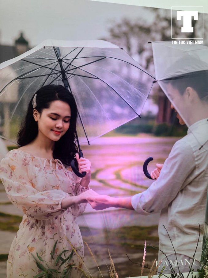 Trung vệ Đỗ Duy Mạnh và cô dâu Quỳnh Anh đã yêu nhau hơn 3 năm.