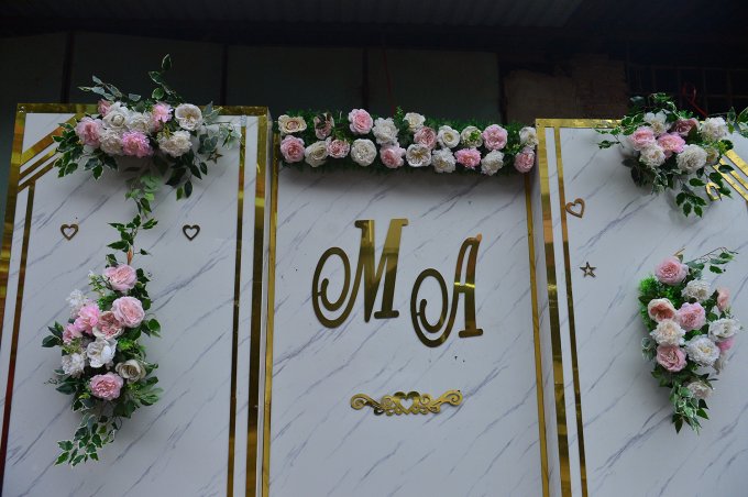 Dòng chữ MA (Mạnh - Anh) được trang trí tại nhiều nơi.