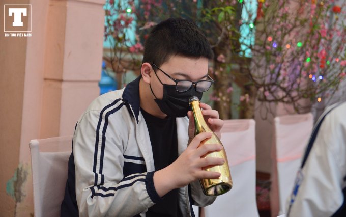 Một số em học sinh đến đám cưới Duy Mạnh cũng đeo khẩu trang để phòng chống dịch bệnh.