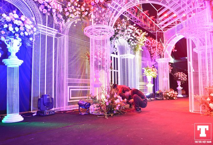 Hiện tại, dường như tất cả công việc đã được hoàn tất, chỉ còn sân khấu, nơi sẽ diễn ra lễ kết hôn của cặp đôi này đang được gấp rút hoàn thiện.