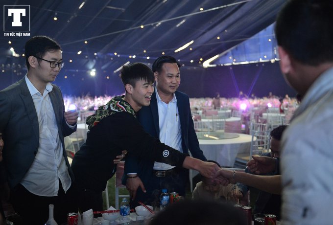 Sau đó là cái bắt tay cảm nồng ấm.